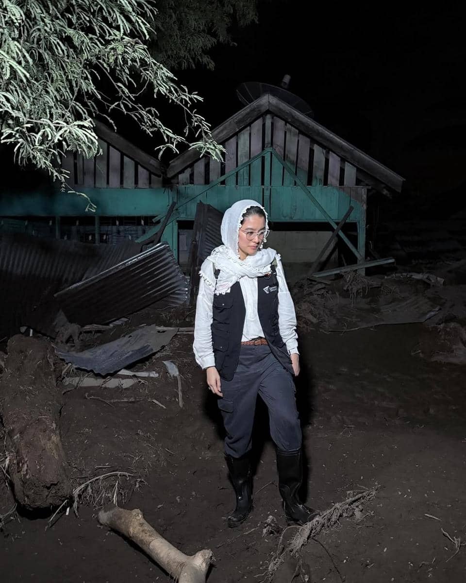 Marcella Zalianty jadi relawan bencana di Aceh.