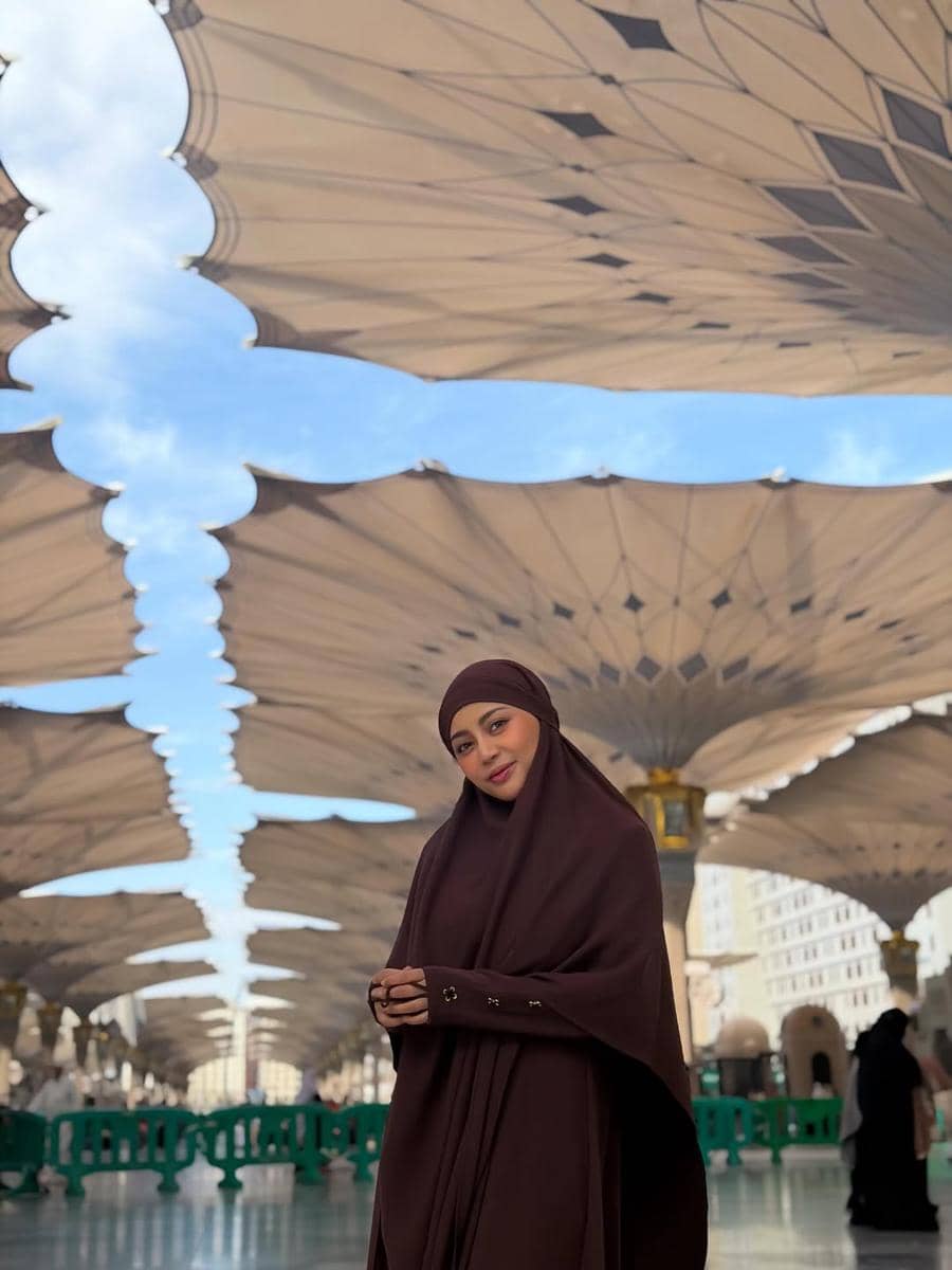 Rachel Vennya di Masjid Nabawi