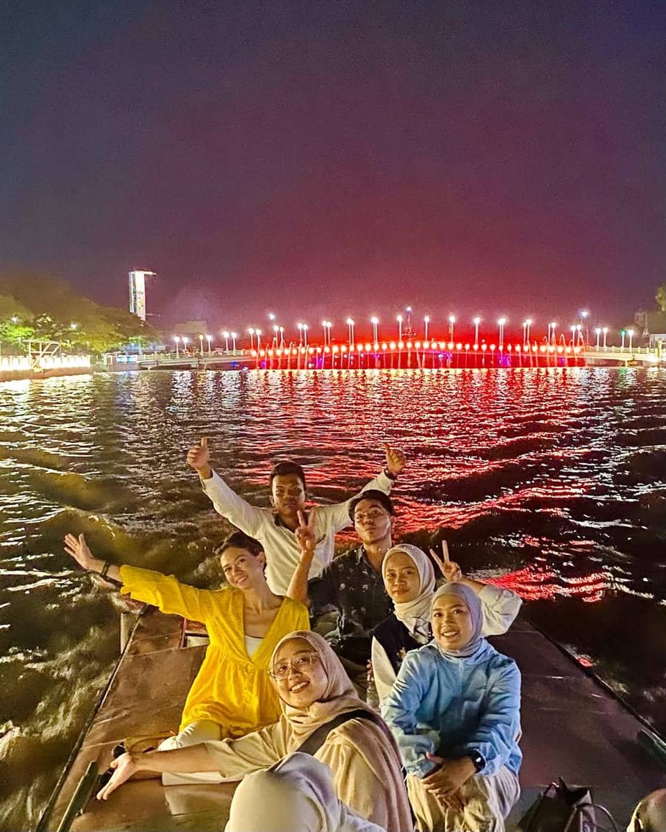 Yuki Kato liburan di Kota Banjarmasin.