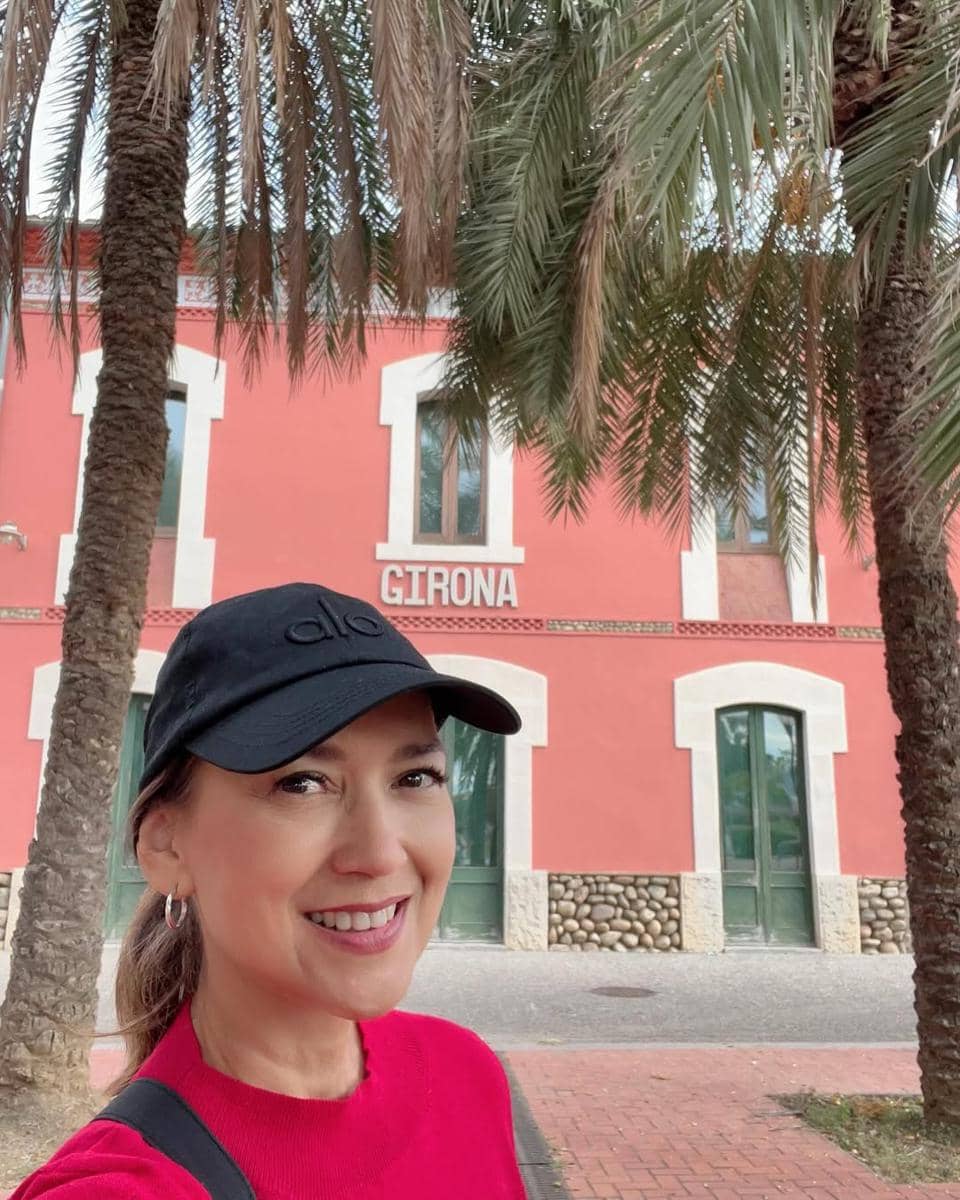 Ira Wibowo jalan-jalan ke Kota Girona, Spanyol.