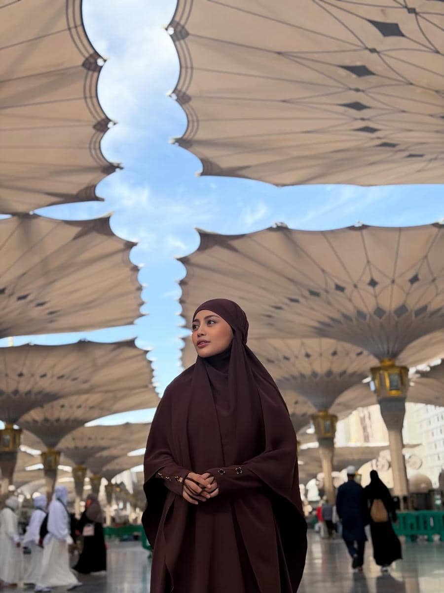 Rachel Vennya di Masjid Nabawi