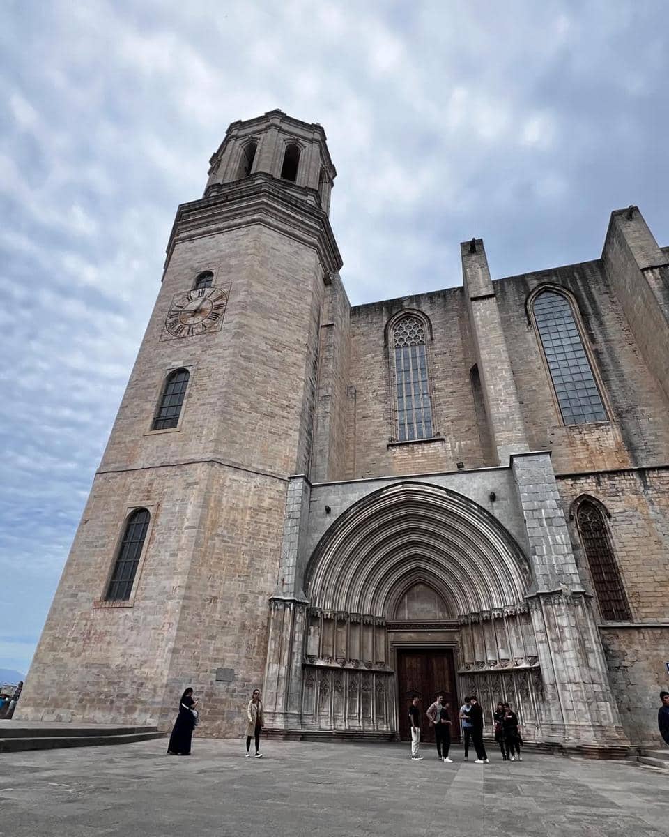 Ira Wibowo jalan-jalan ke Kota Girona, Spanyol.