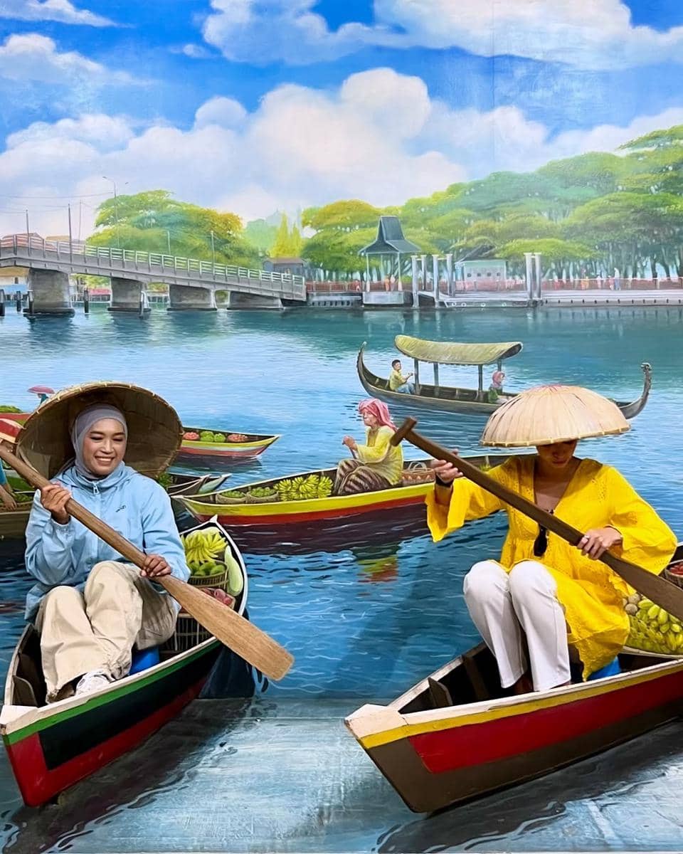 Yuki Kato liburan di Kota Banjarmasin.