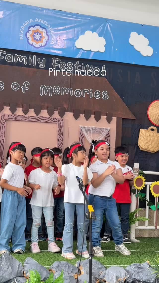 Tasya Farasya beri dukungan buah hati dalam acara pentas seni.