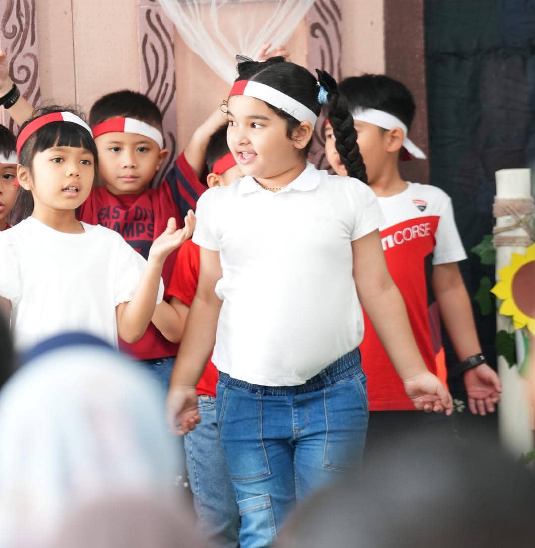 Tasya Farasya beri dukungan buah hati dalam acara pentas seni.