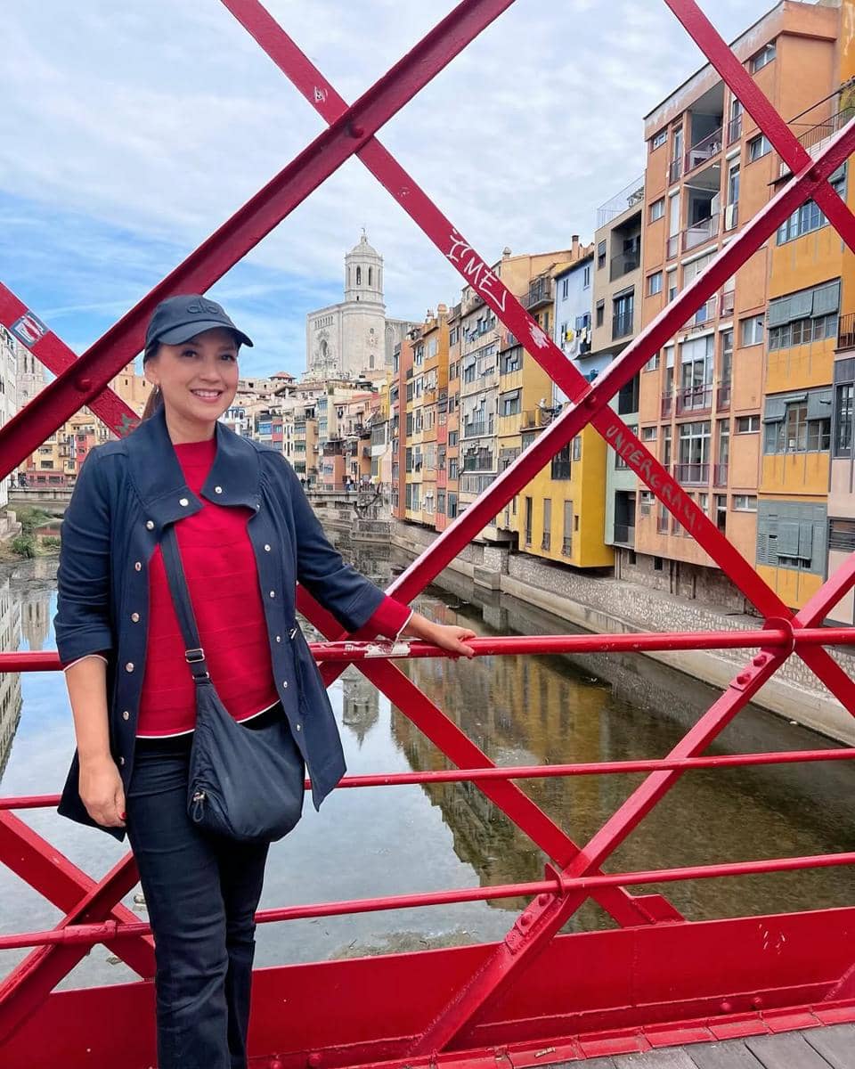 Ira Wibowo jalan-jalan ke Kota Girona, Spanyol.