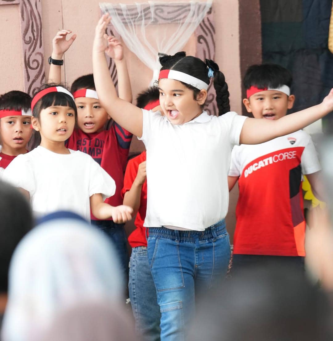 Tasya Farasya beri dukungan buah hati dalam acara pentas seni.