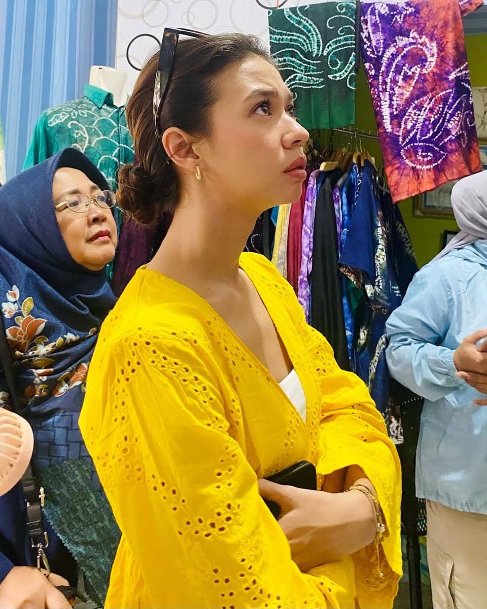 Yuki Kato liburan di Kota Banjarmasin.