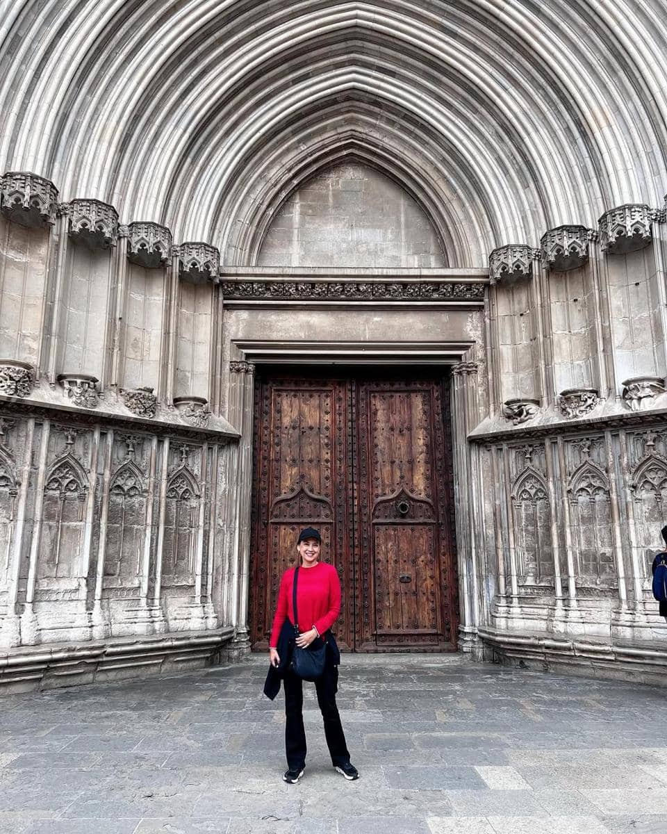 Ira Wibowo jalan-jalan ke Kota Girona, Spanyol.