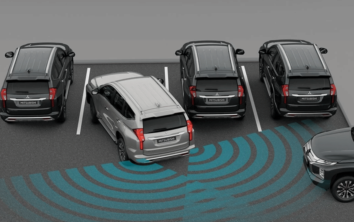 ilustrasi rear cross traffic alert