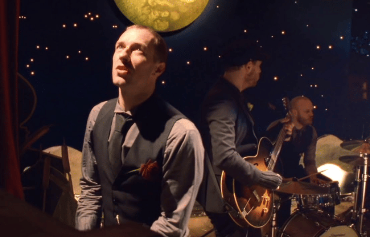 Coldplay dalam musik video "Christmas Light"