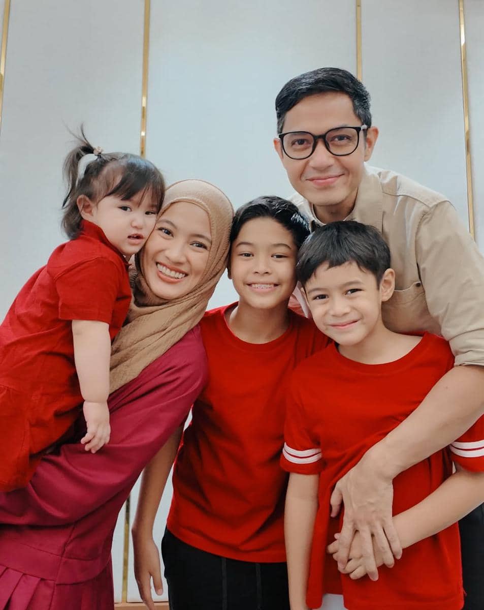 potret keluarga Dude Harlino