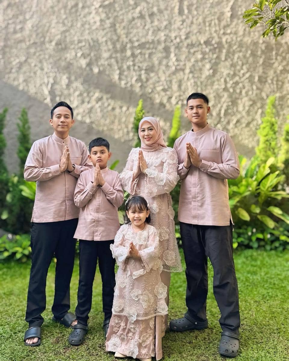 potret keluarga Denny Cagur