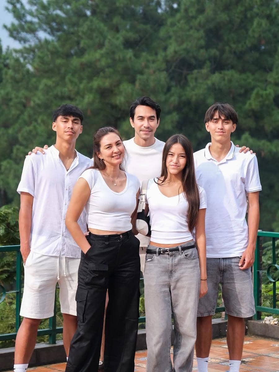 potret keluarga Darius Sinathrya