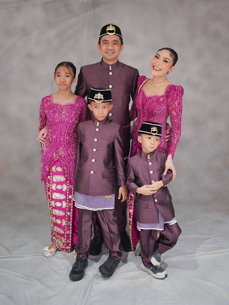 potret keluarga Ayu Dewi