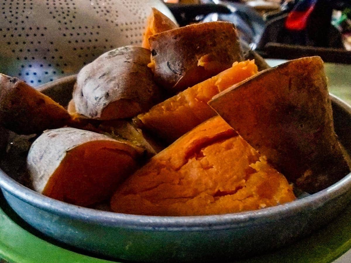 ilustrasi sepiring ubi jalar warna oranye yang dikukus