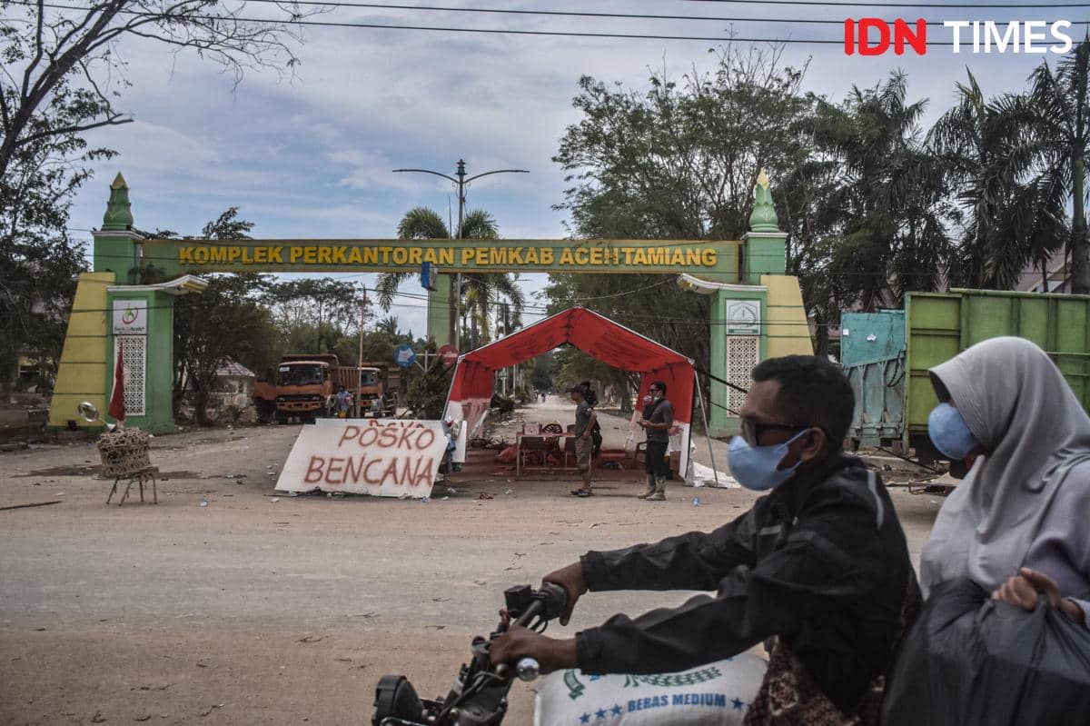 Aktivitas penyaluran bantuan di posko utama bencana di pendopo Kantor Bupati Aceh Tamiang, Rabu (10/12/2025) (IDN Times/Prayugo Utomo)