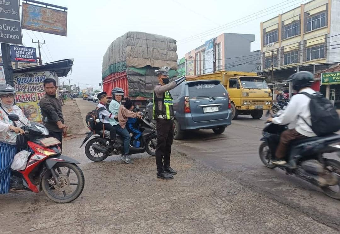 Anggota Sat Lantas Polres Banyuasin saat mengatur kendaraan di Jalintim.