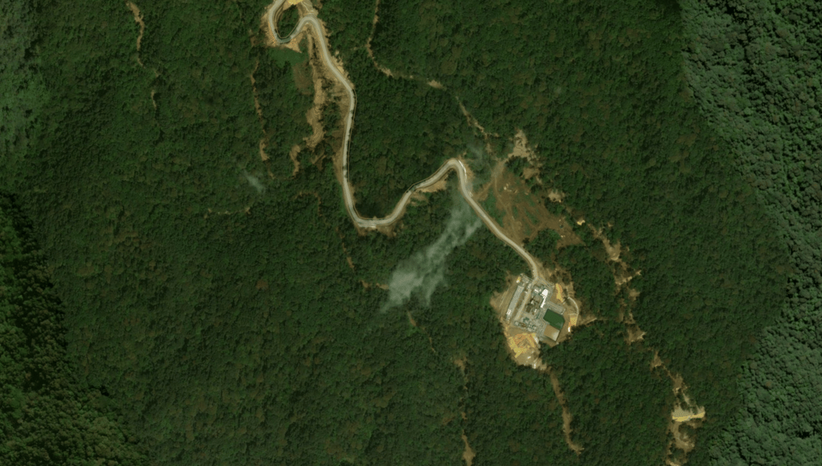 Foto satelit kondisi di sekitar kawasan Gunung Slamet yang viral di media sosial diduga akibat tambang ilegal melalui platform Bing Maps. (IDN Times/Dhana Kencana)