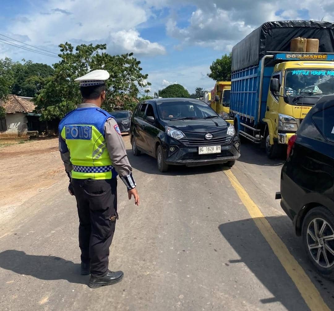 Anggota Sat Lantas Polres Banyuasin saat mengatur kendaraan di Jalintim.
