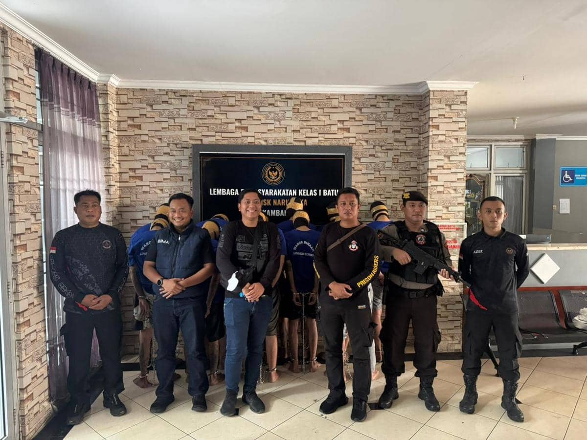 Pemindahan 21 warga binaan high risk Lapas Cirebon ke Nusakambangan