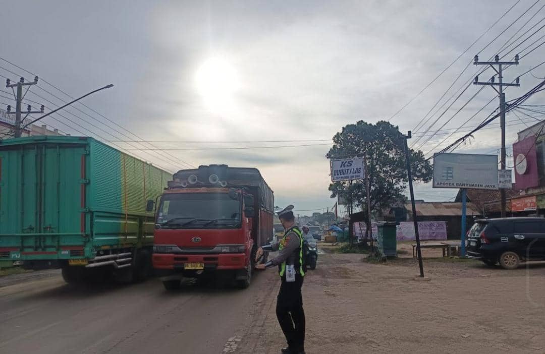 Anggota Sat Lantas Polres Banyuasin saat mengatur kendaraan di Jalintim.
