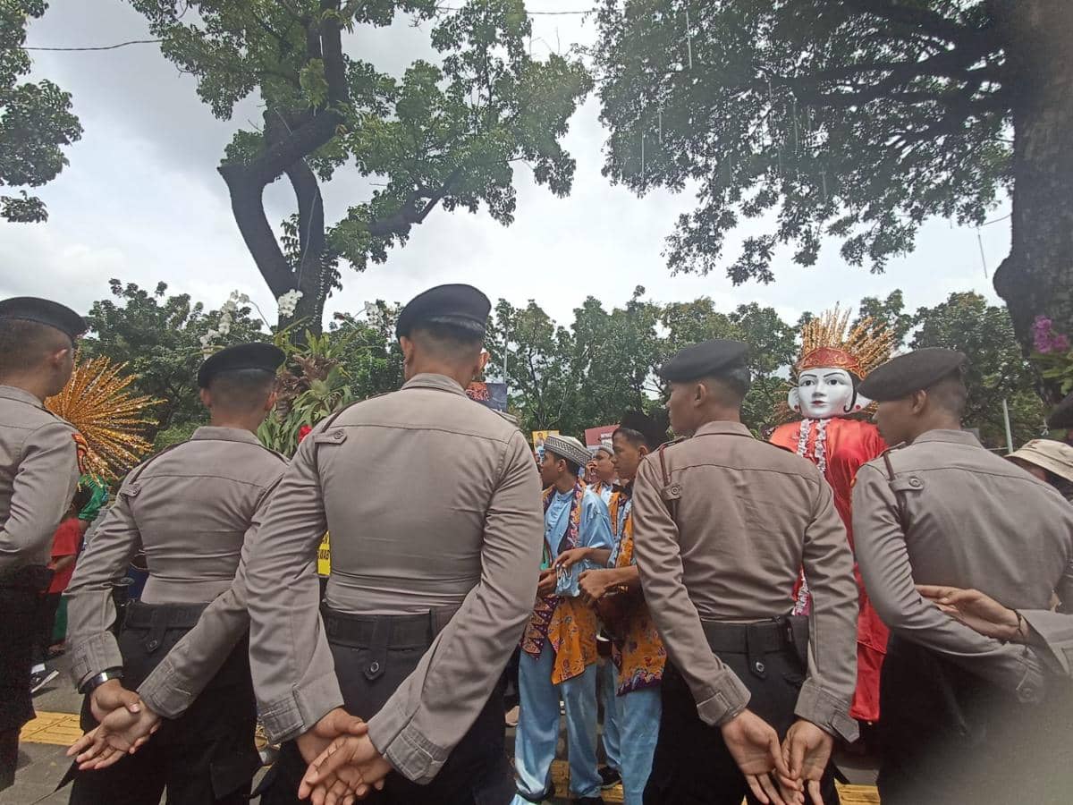 Demo di depan Balai Kota dalam seruan aksi hari HAM 2025