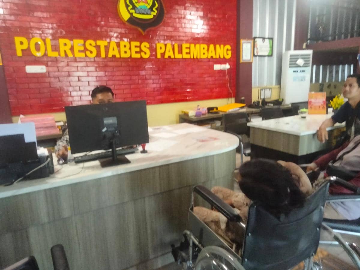 Korban Dahlia saat melapor ke Polrestabes Palembang (Dok: Polisi)