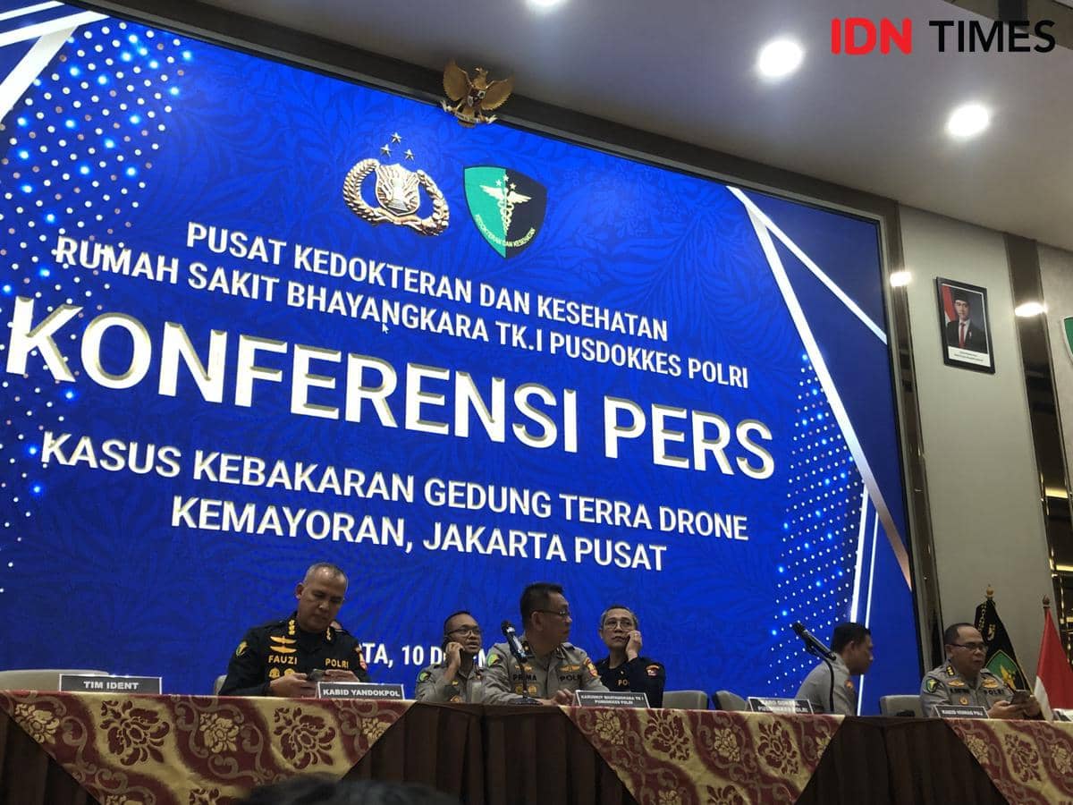 Konferensi pers kasus kebakaran Gedung Terra Drone Selasa (10/12/2025). (IDN Times/Regina Sofya)