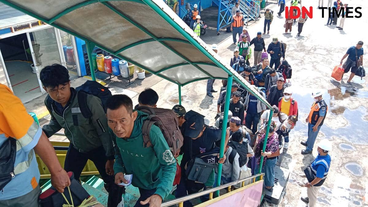 Sejumlah penumpang naik tangga untuk memasuki armada KM Kelimutu yang dioperasikan Pelni Semarang. (IDN Times/Fariz Fardianto)