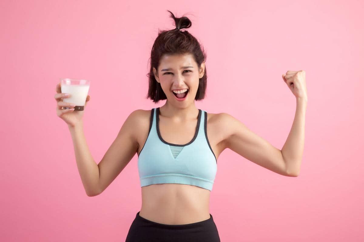 Ilustrasi perempuan memegang minuman protein.