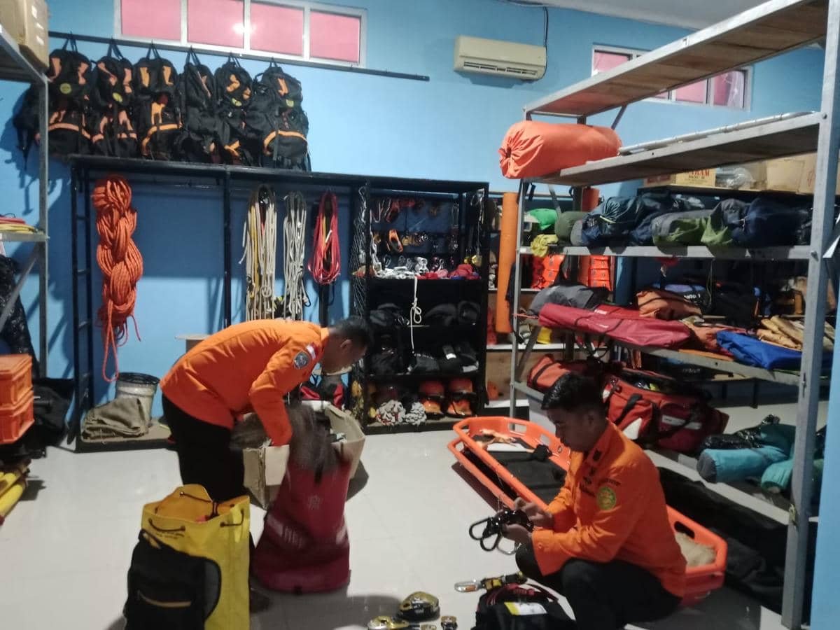 Tim Basarnas Makassar bersiap untuk pencarian lima warga dilaporkan hilang di hutan Kecamatan Manuju, Kabupaten Gowa. (Dok. Basarnas Makassar)