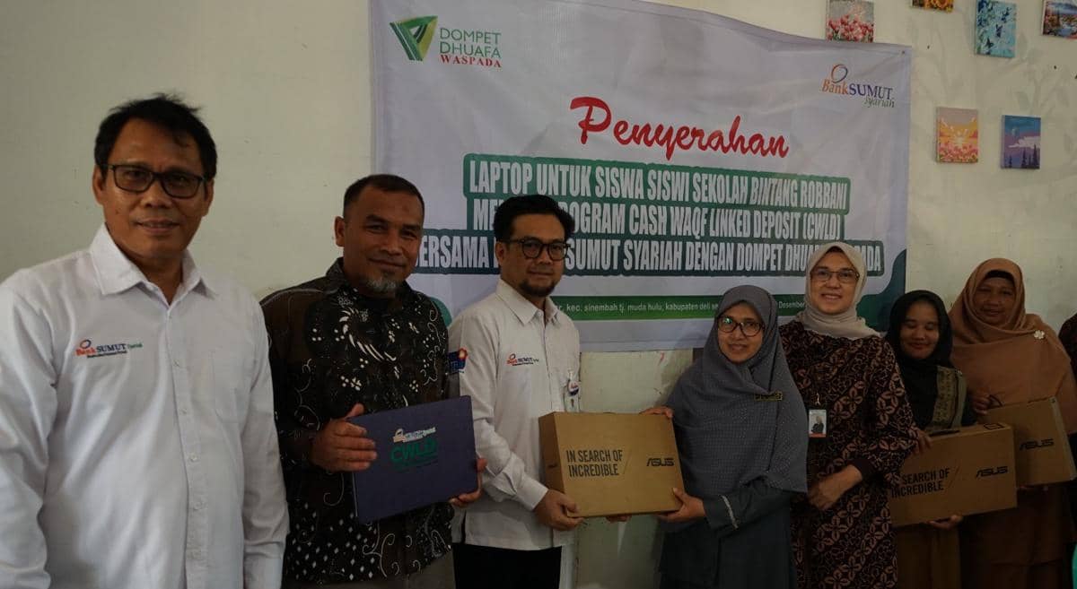 Bantuan laptop untuk Sekolah Bintang Rabbani untuk pembelajaran digital (dok.Dompet Dhuafa Waspada)