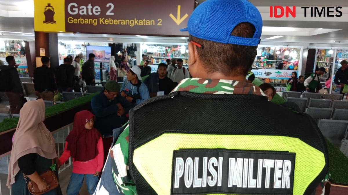 Seorang personel Polisi Militer berjaga di depan peron dermaga Nusantara Pelabuhan Tanjung Emas Semarang. (IDN Times/Fariz Fardianto)
