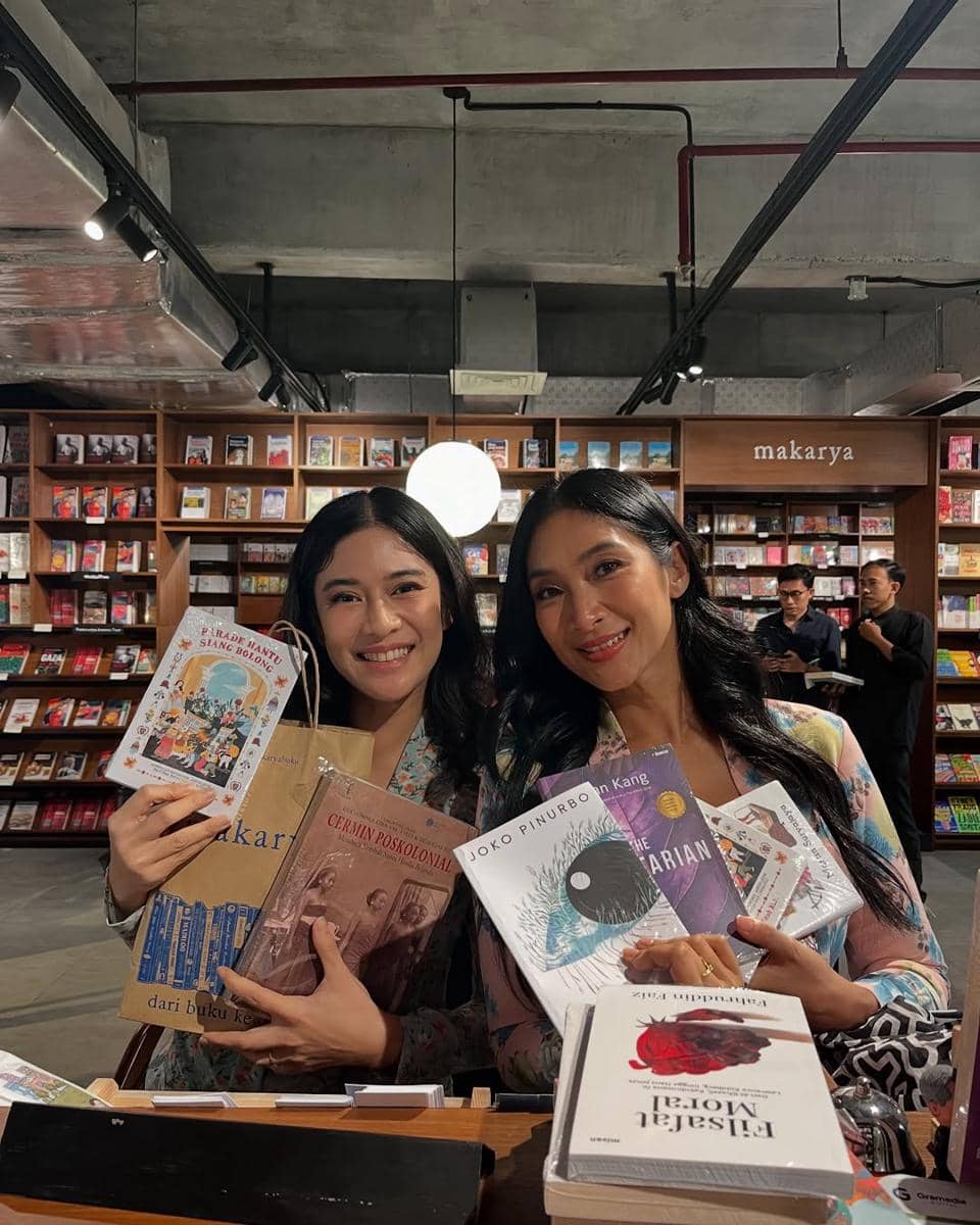 Buku bacaan Dian Sastro