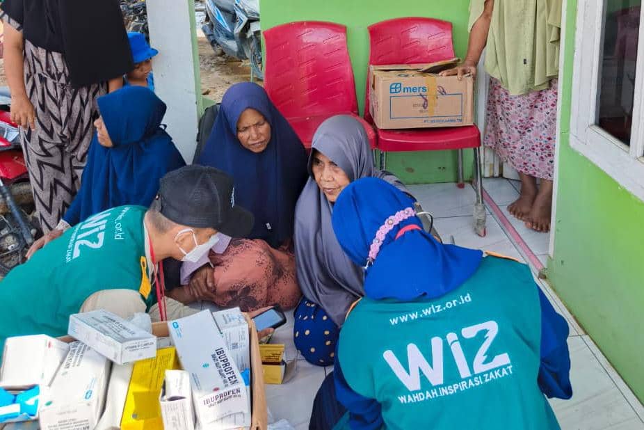 Dokter muslimah Wahdah Islamiyah lakukan layanan medis dari rumah ke rumah untuk warga terdampak banjir Aceh Tamiang. (dok. Wahdah Islamiyah)