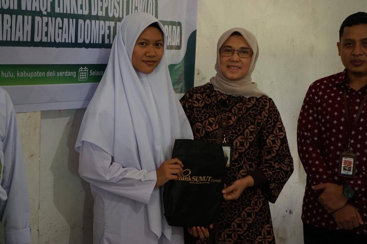 Bantuan laptop untuk Sekolah Bintang Rabbani untuk pembelajaran digital (dok.Dompet Dhuafa Waspada)