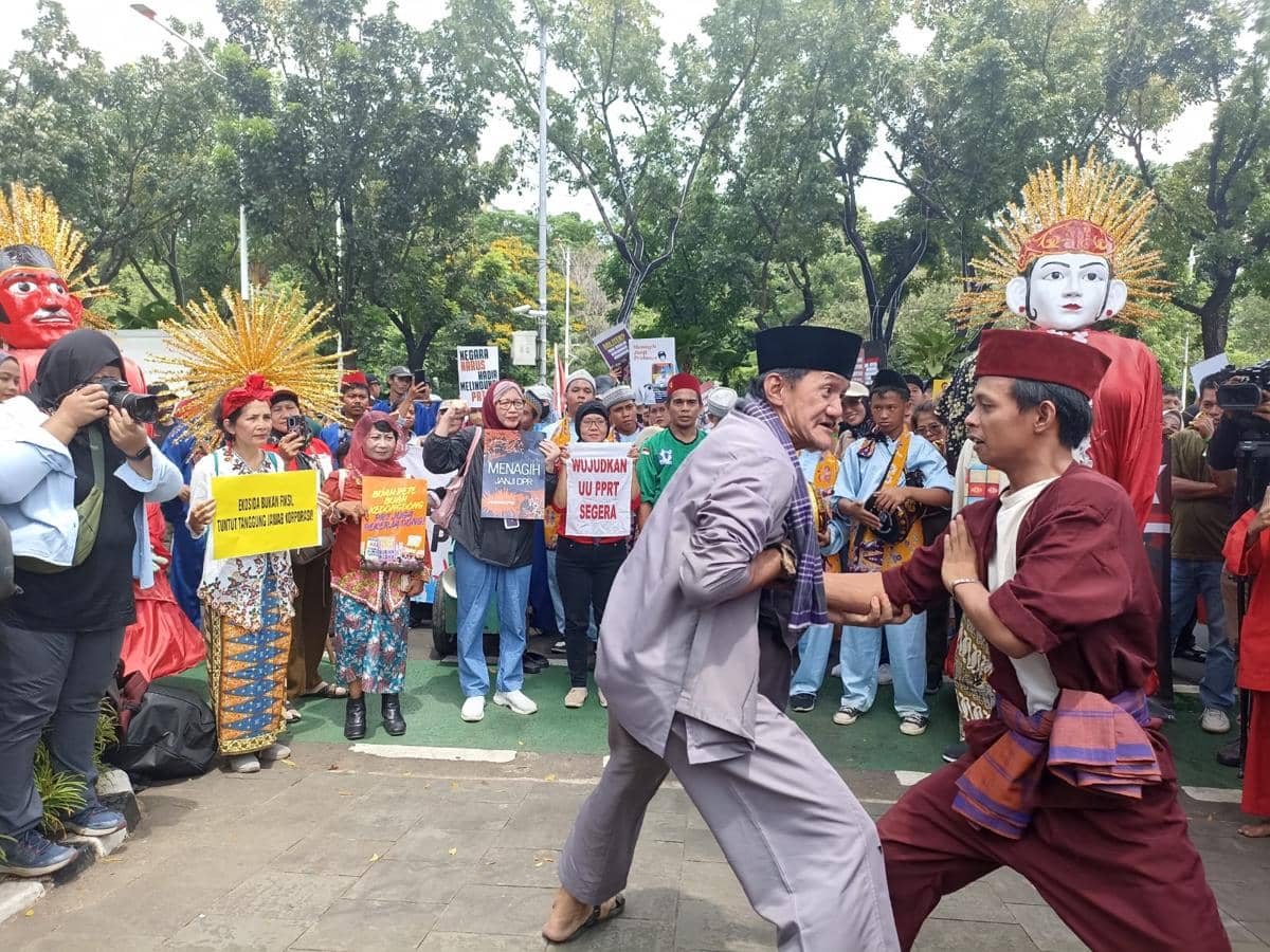 Demo di depan Balai Kota dalam seruan aksi hari HAM 2025