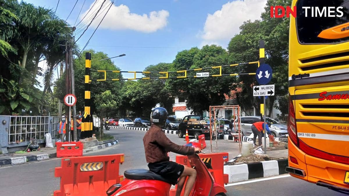 Pemasangan portal batas tinggi kendaraan di Kotabaru, Rabu (10/12/2025) untuk mengantisipasi penutupan Jembatan Kewek.