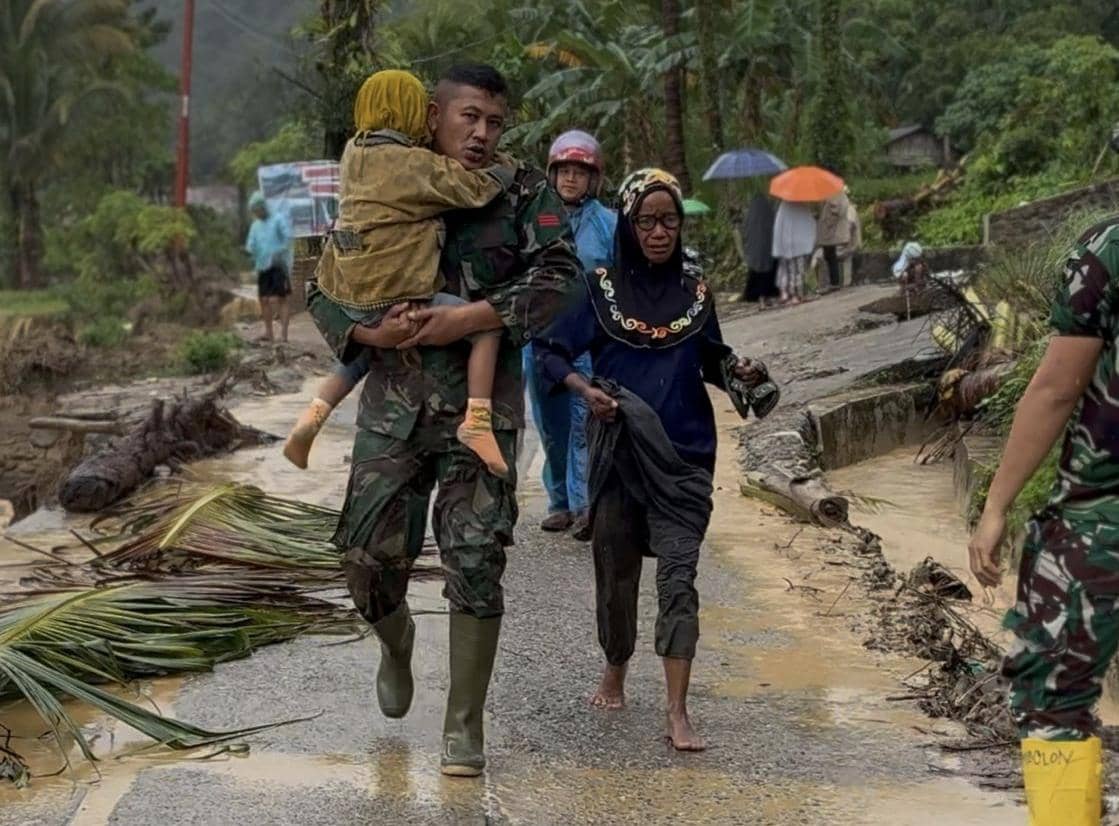 Aksi Heroik Babinsa Evakuasi Ibu-Anak yang Terjebak Banjir di Padang
