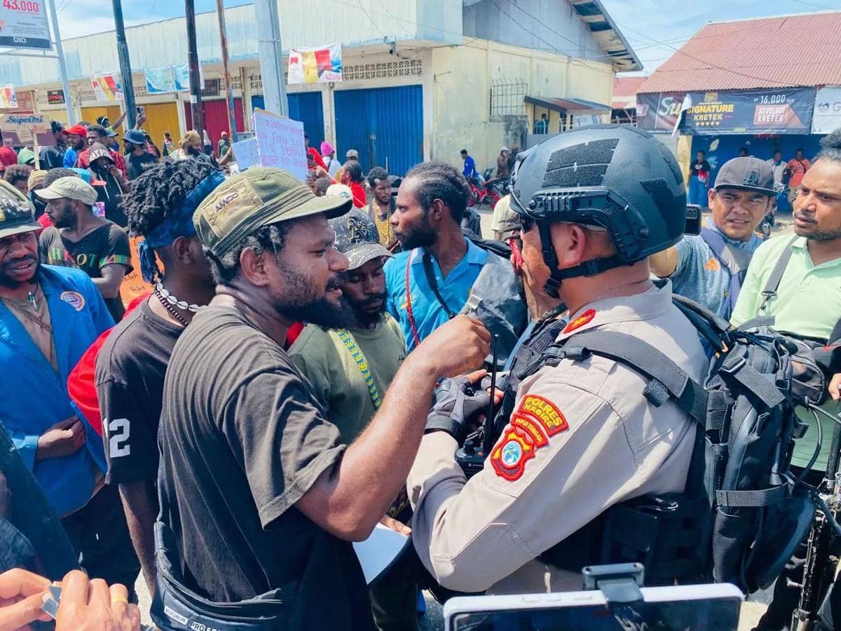Hari HAM Sedunia, massa aksi di Pasar Karang, Nabire, mendesak lakukan long march ke Kantor Gubenur Papua Tengah. (IDN Times/Istimewa-Roy)