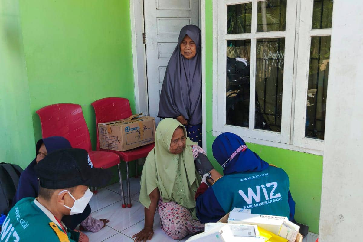 Dokter muslimah Wahdah Islamiyah lakukan layanan medis dari rumah ke rumah untuk warga terdampak banjir Aceh Tamiang. (dok. Wahdah Islamiyah)