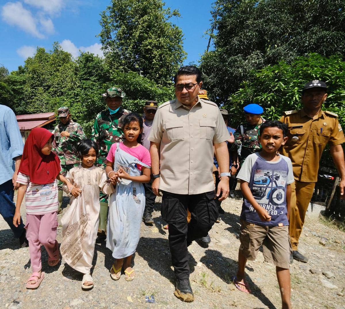 Teuku Riefky kunjungi korban bencana di Aceh