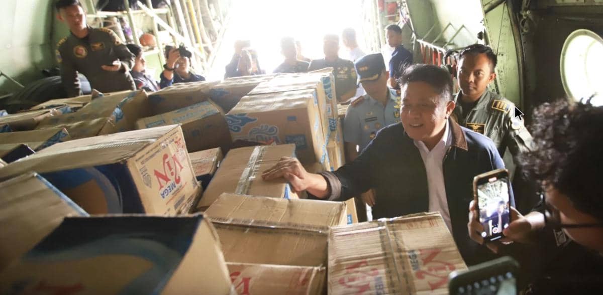 Gubernur Sumsel Herman Deru melepas bantuan bencana yang diberikan para pelajar asal Sumsel.