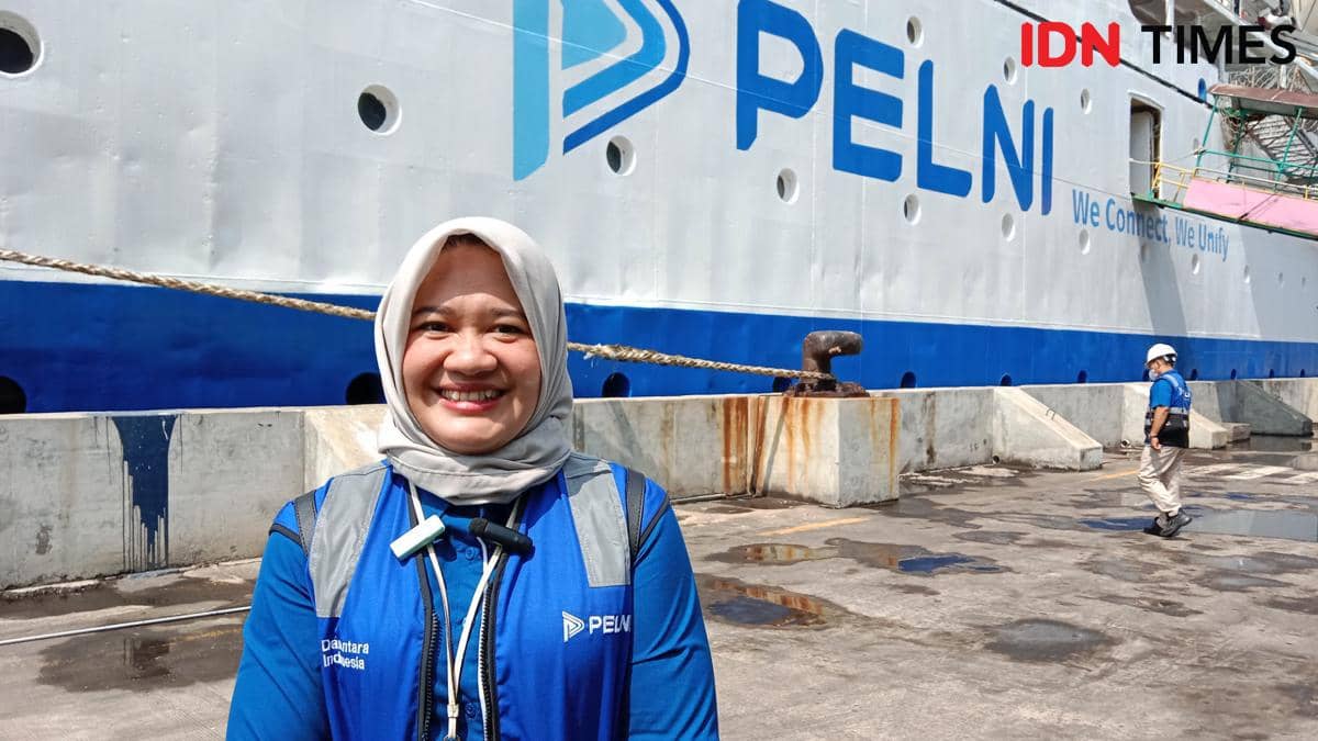 Kepala Cabang Pelni Semarang Yuniati Fatimah di depan KM Kelimutu. (IDN Times/Fariz Fardianto)