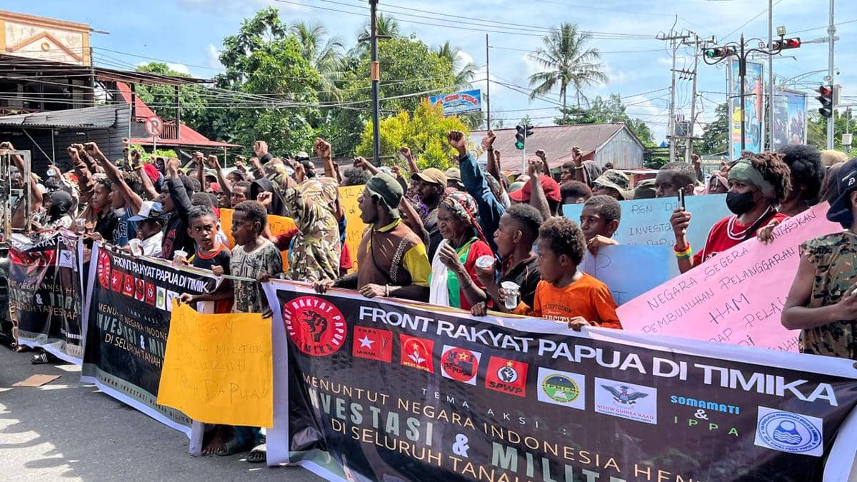 Massa aksi peringatan Hari HAM Sedunia long march menuju Kantor DPRK Mimika, Rabu (10/12/2025). (IDN Times/Endy Langobelen)