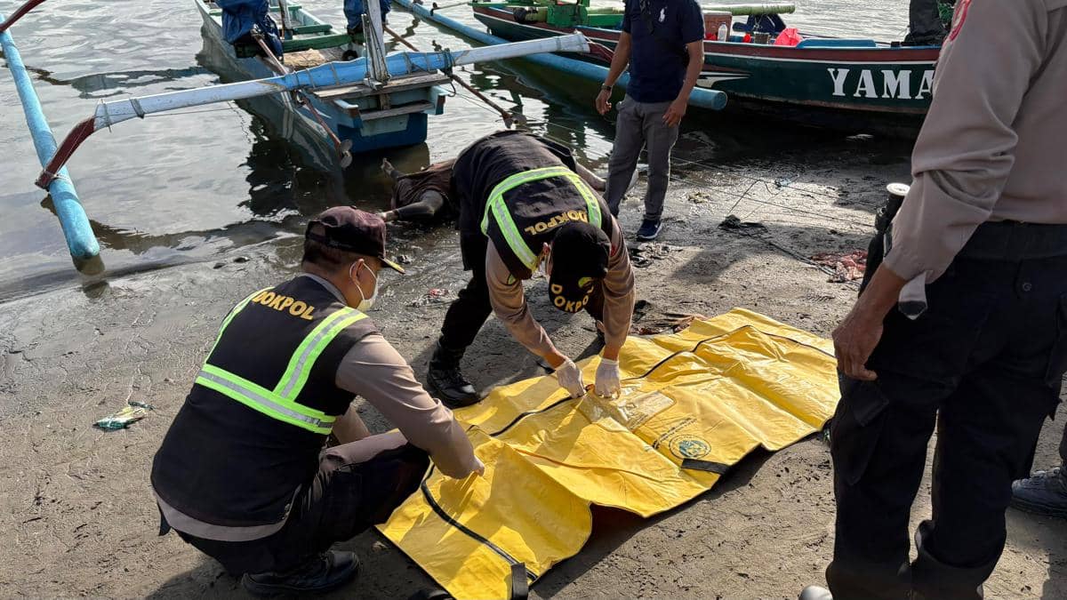 Petugas kepolisian mengevakuasi mayat pria yang ditemukan nelayan di Pelabuhan Perikanan Nusantara Pengambengan, Kabupaten Jembrana, Bali, pada Rabu (10/12/2025)