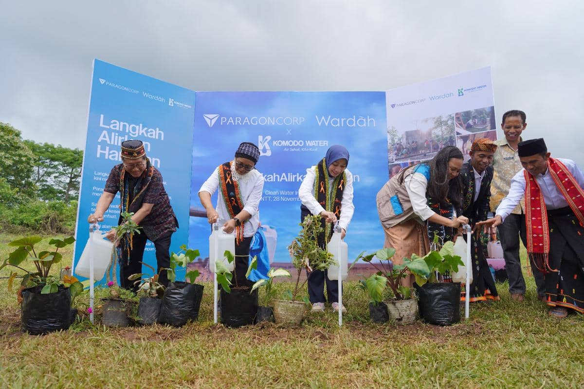 Spokesperson demonstrating the water flow.JPG