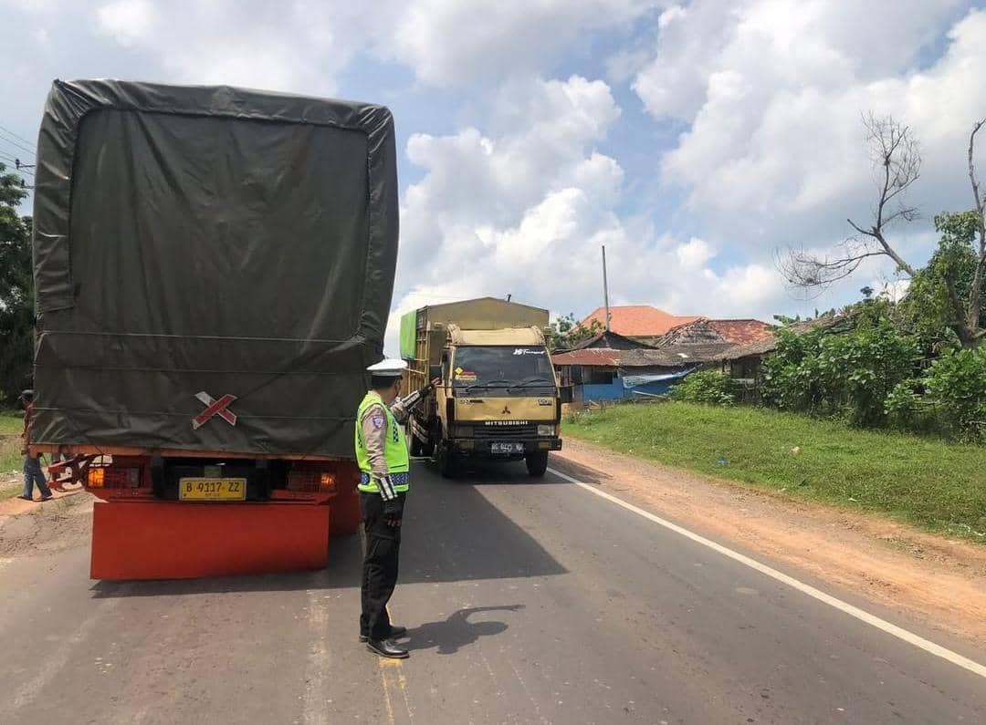 Anggota Sat Lantas Polres Banyuasin saat mengatur kendaraan di Jalintim.