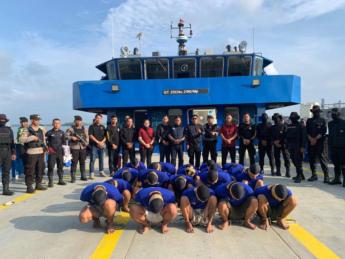 Pemindahan 21 warga binaan high risk Lapas Cirebon ke Nusakambangan